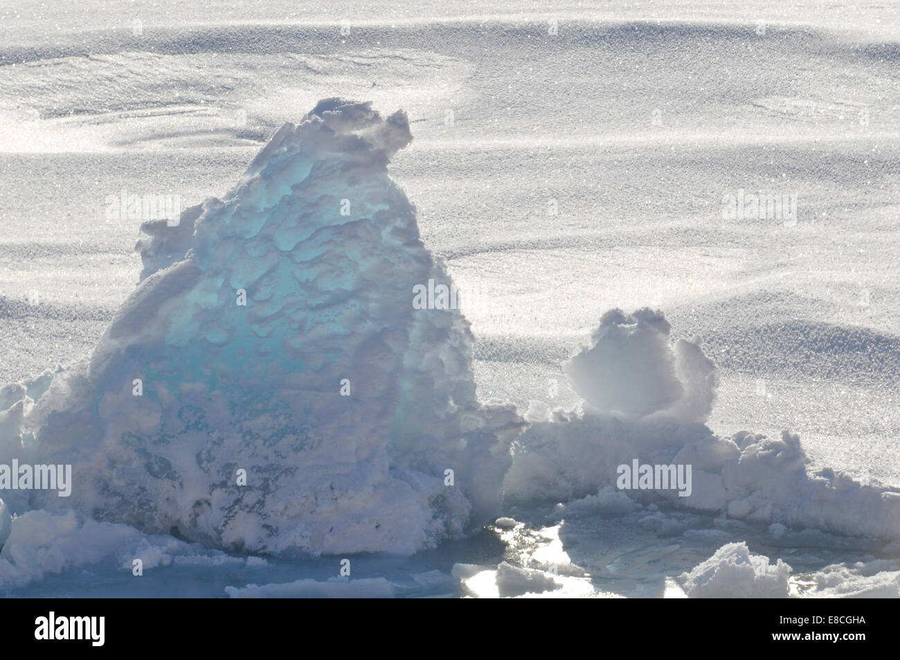 La luce blu il sole splende attraverso un pezzo di ghiaccio sull'Oceano Artico sett. 1, 2009. Foto Stock