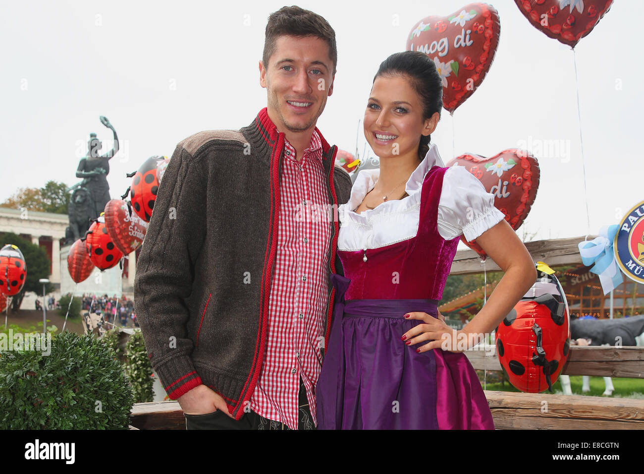 Monaco di Baviera, Germania. 5 Ottobre, 2014. Robert Lewandowski assiste con la moglie Anna Stachurska il festival della birra Oktoberfest in corrispondenza della Kaefer Wiesnschaenke tenda a Theresienwiese il 5 ottobre 2014 a Monaco di Baviera, Germania. Robert Lewandowski; Anna Stachurska Credito: kolvenbach/Alamy Live News Foto Stock