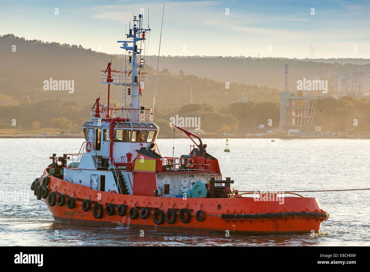 Rimorchiatore rosso è in corso sul Mar Nero, porto di Varna, Bulgaria Foto Stock