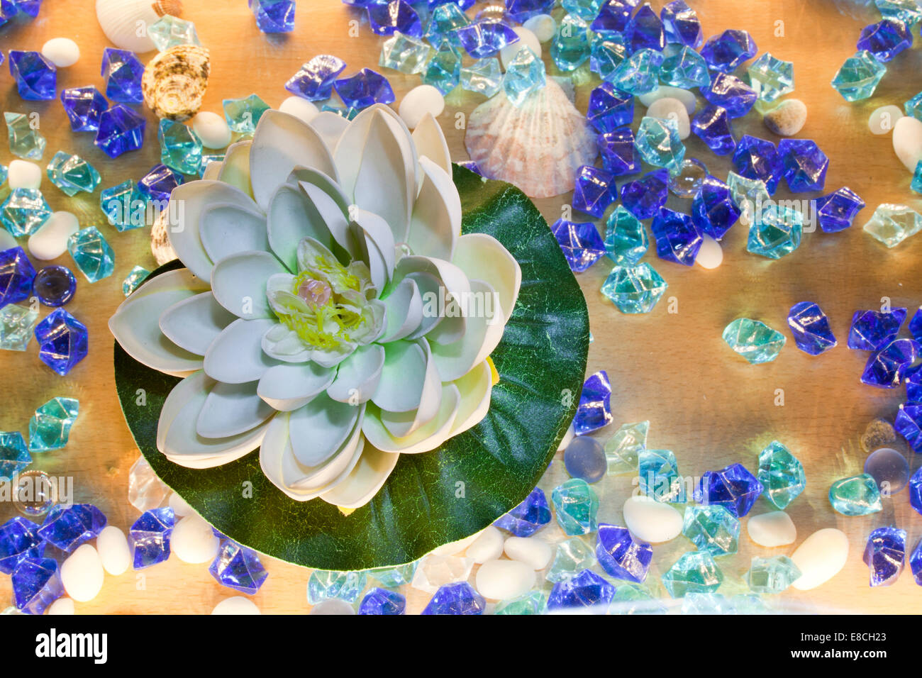 Fiore di loto blu con pietre di vetro Foto Stock