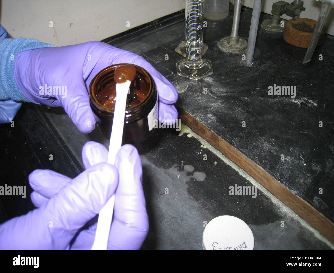 Questa immagine raffigura uno strato di mousse fuoriuscita di olio, un sottoprodotto della contaminazione da olio nell'oceano. Essa mostra l'impatto ambientale di una fuoriuscita di petrolio, in particolare i suoi effetti sugli ecosistemi marini e le sfide poste dalla bonifica di tali catastrofi. Foto Stock