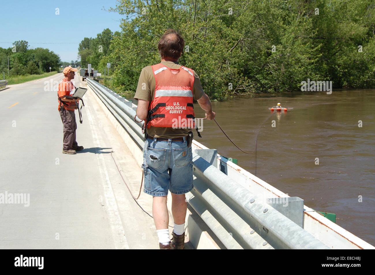 Le attività di monitoraggio dei fiumi a Finchfield, Iowa, si concentrano sulla salute ambientale e sulla qualità dell'acqua dei fiumi locali. Questa raccolta di dati aiuta a gestire e proteggere le risorse idriche. Foto Stock