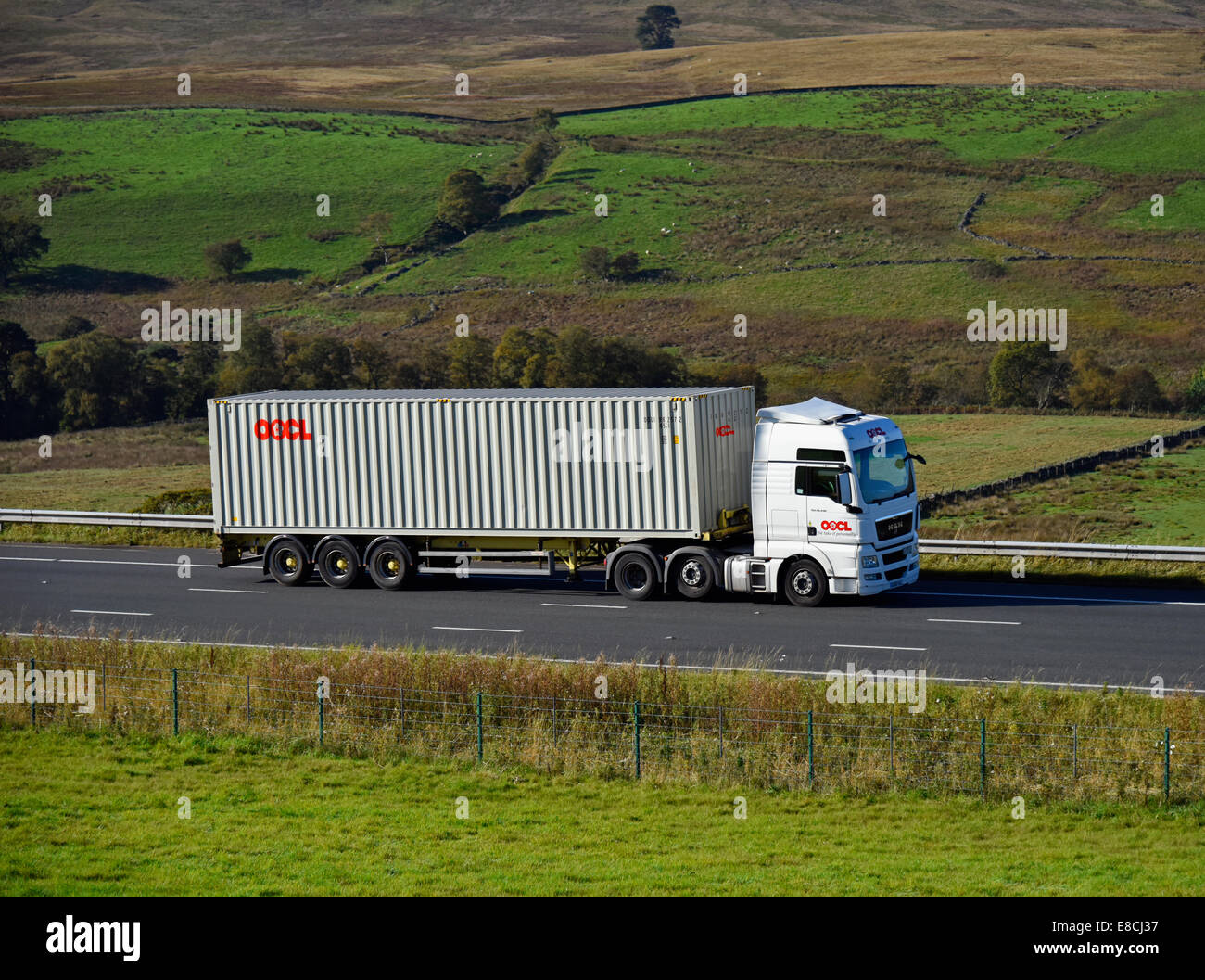 Orient Overseas Container Line (OOCL) HGV. Autostrada M6, Northbound. Shap, Cumbria, England, Regno Unito, Europa. Foto Stock