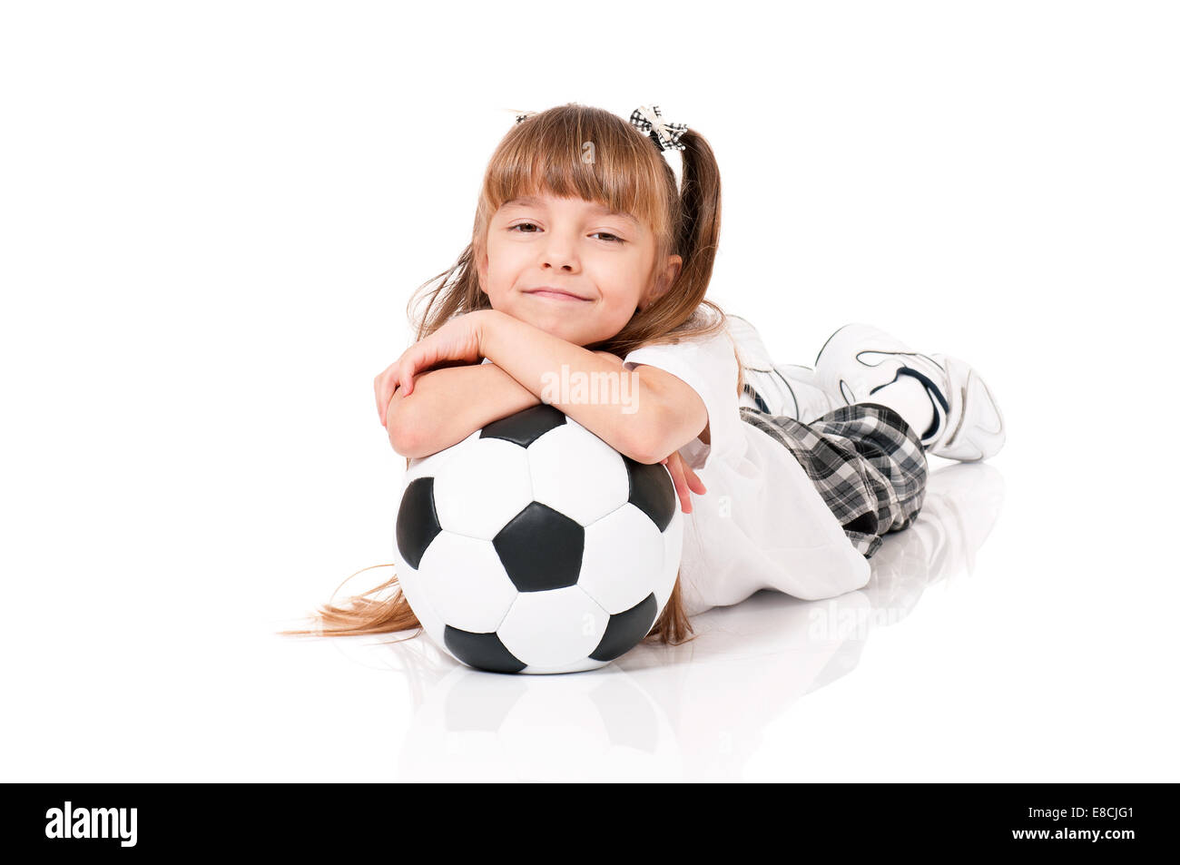 Bambina con pallone da calcio Foto Stock