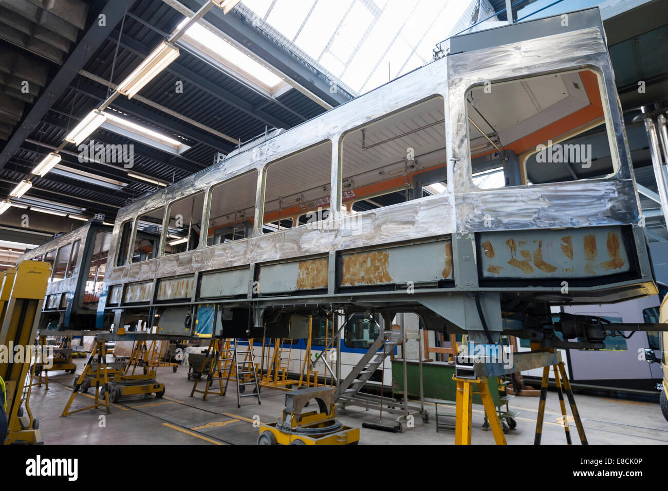 A Zurigo tram treno è levigato prima di essere riverniciato presso la centrale di manutenzione ferroviaria garage della VBZ Zurigo. Foto Stock