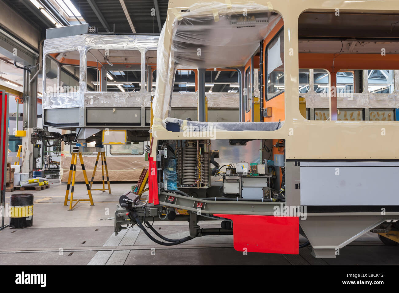 La manutenzione e la riparazione di Zurigo treni tranviaria presso la centrale di manutenzione ferroviaria garage di Zurigo del trasporto pubblico operatore. Foto Stock