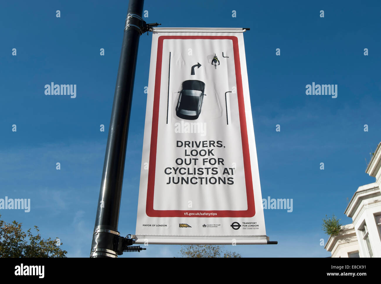 Banner firmare i driver di avvertimento di guardare fuori per i ciclisti in corrispondenza di giunzioni, Chiswick, Londra, Inghilterra Foto Stock