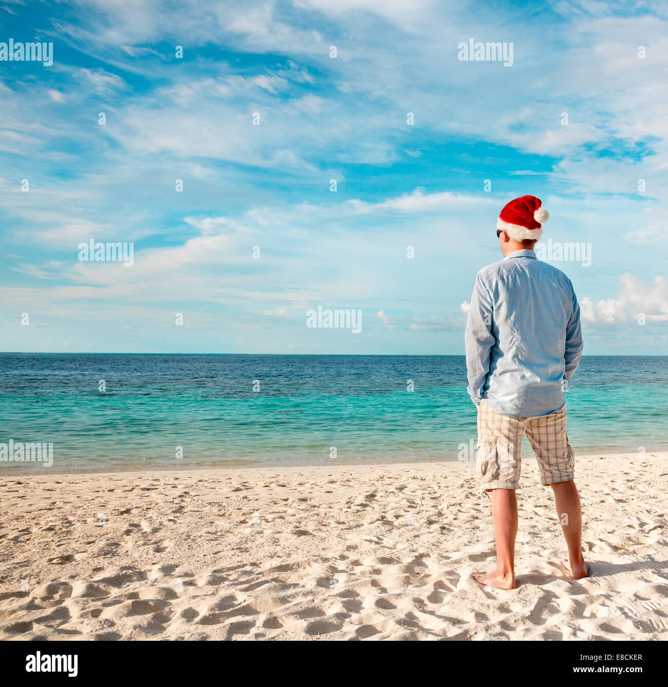 Vacanze di Natale - uomo in santa hat sulla spiaggia tropicale Foto Stock