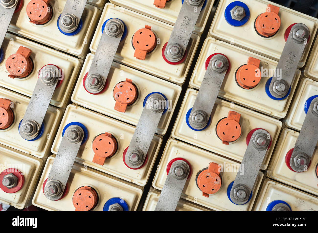 Una gamma di batterie al piombo utilizzato come non in linea di alimentazione di energia per un tram treno è ricaricata in un garage di manutenzione. Foto Stock