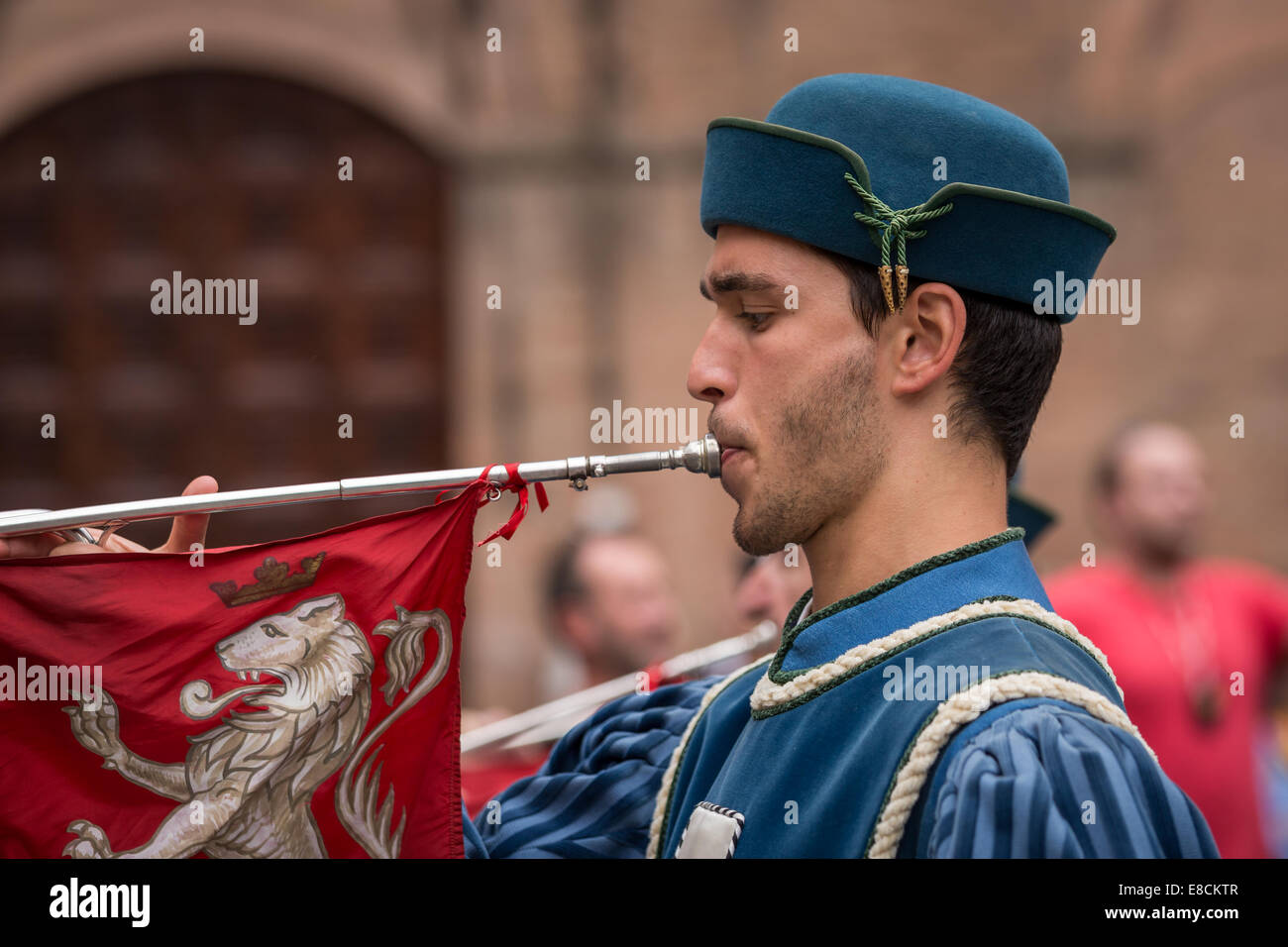 Un uomo prendendo parte al corteo storico Palio di Siena Siena, Toscana, Italia Foto Stock