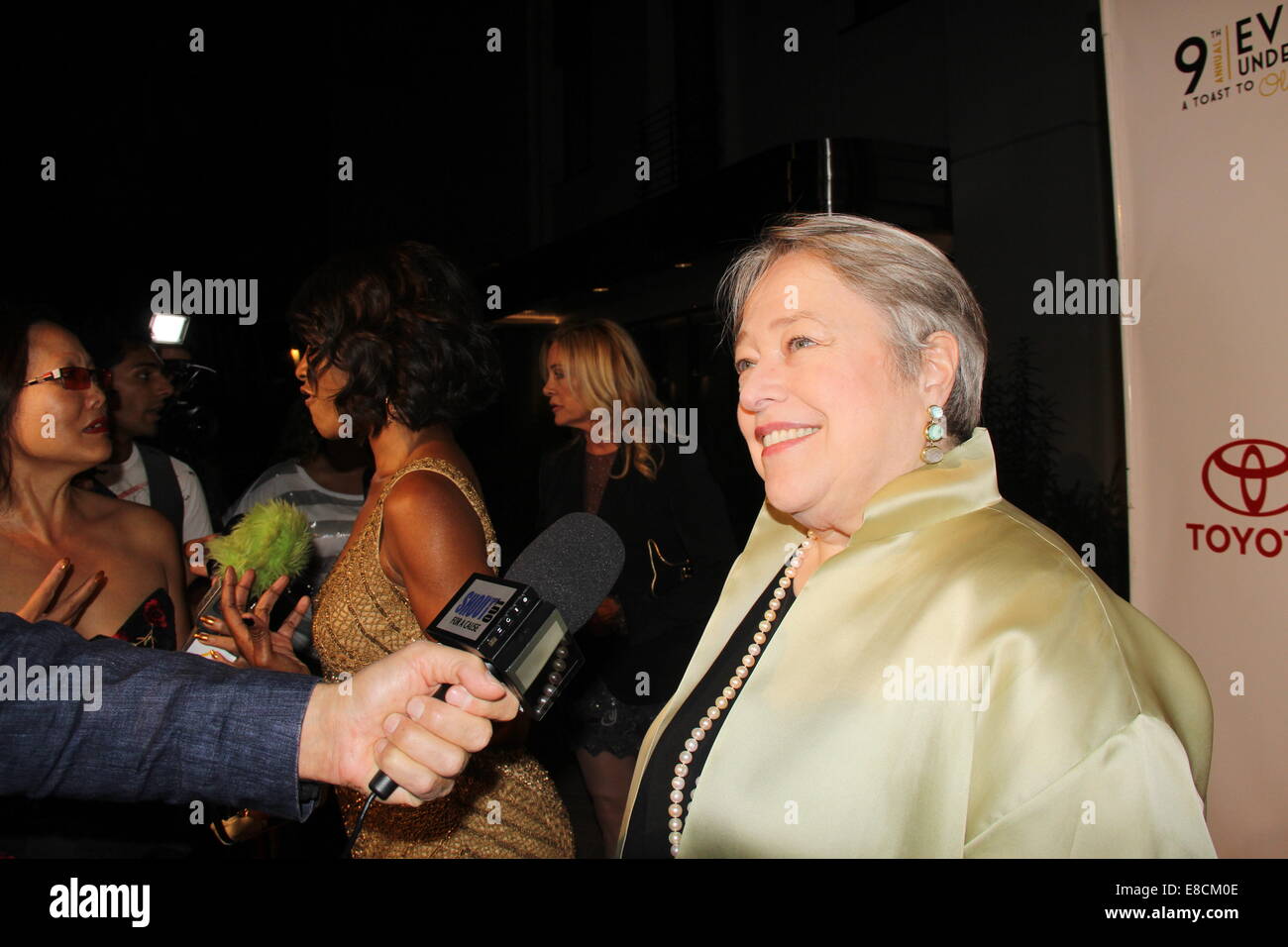 Hollywood, California, USA. 5 Ottobre, 2014. Speciali esigenze della rete ''Serata sotto le stelle " un brindisi alla vecchia Hollywood.Sony Pictures Studio, Culver City, CA.10/04/2014.Kathy Bates .©Clinton H. Wallace/Photomundo/ Foto inc Credito: Clinton Wallace/Globe foto/ZUMA filo/Alamy Live News Foto Stock