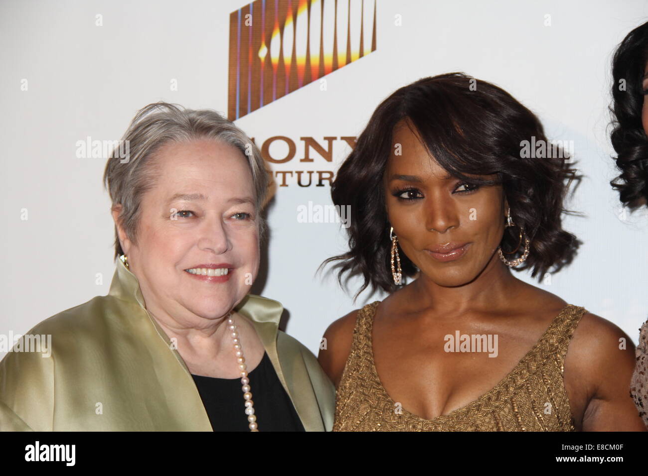 Hollywood, California, USA. 5 Ottobre, 2014. Speciali esigenze della rete ''Serata sotto le stelle " un brindisi alla vecchia Hollywood.Sony Pictures Studio, Culver City, CA.10/04/2014.Kathy Bates e Angela Bassett.©Clinton H. Wallace/Photomundo/ Foto inc Credito: Clinton Wallace/Globe foto/ZUMA filo/Alamy Live News Foto Stock