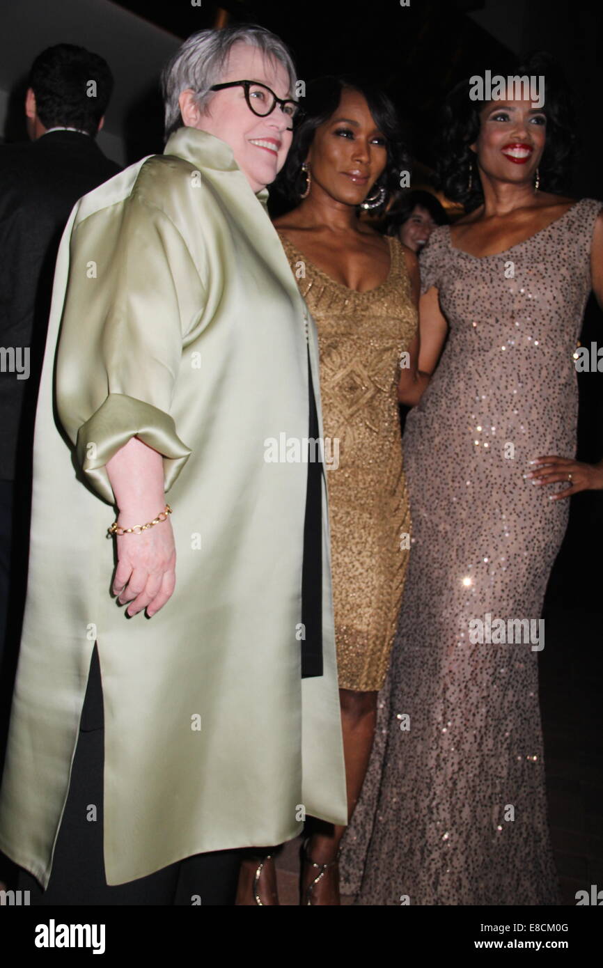 Hollywood, California, USA. 4 Ott 2014. Speciali esigenze della rete ''Serata sotto le stelle " un brindisi alla vecchia Hollywood.Sony Pictures Studio, Culver City, CA.10/04/2014.Kathy Bates, Angela Bassett ed AREVA MARTIN .©Clinton H. Wallace/Photomundo/ Foto inc Credito: Clinton Wallace/Globe foto/ZUMA filo/Alamy Live News Foto Stock