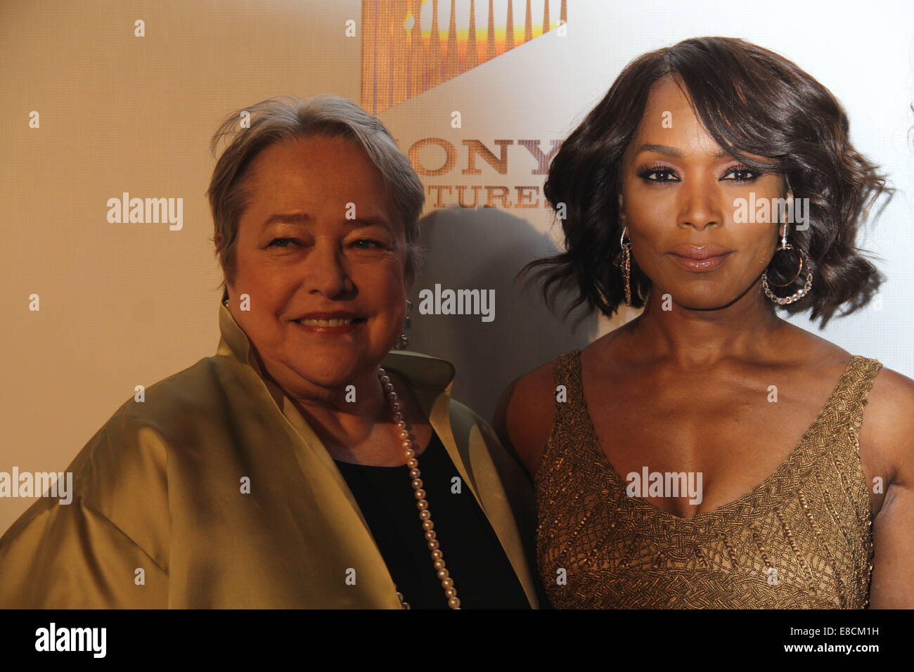 Hollywood, California, USA. 5 Ottobre, 2014. Speciali esigenze della rete ''Serata sotto le stelle " un brindisi alla vecchia Hollywood.Sony Pictures Studio, Culver City, CA.10/04/2014.Kathy Bates e Angela Bassett.©Clinton H. Wallace/Photomundo/ Foto inc Credito: Clinton Wallace/Globe foto/ZUMA filo/Alamy Live News Foto Stock