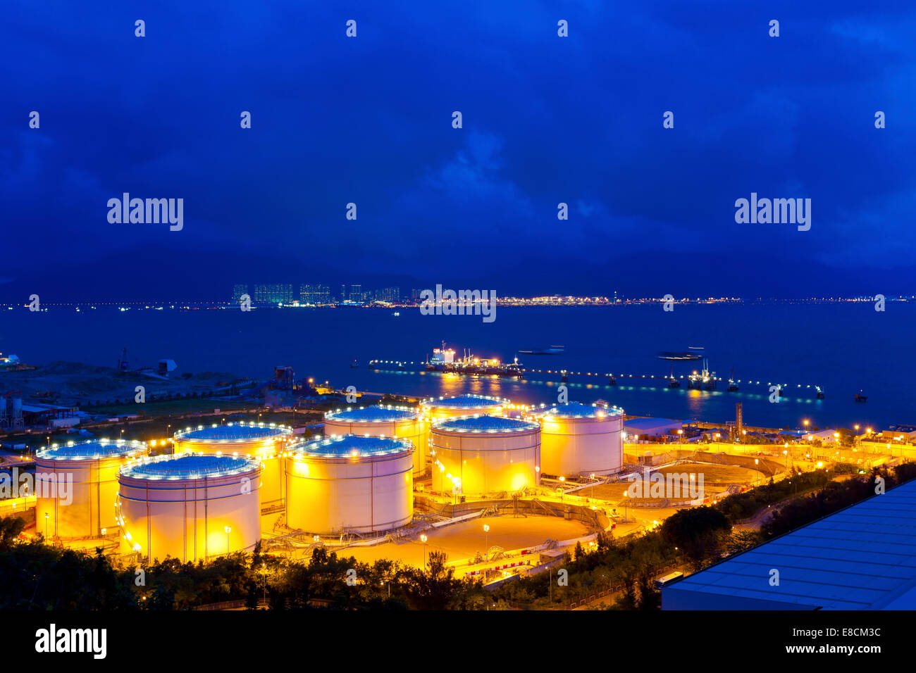 Industriali di grandi serbatoi di olio in una raffineria di notte Foto Stock