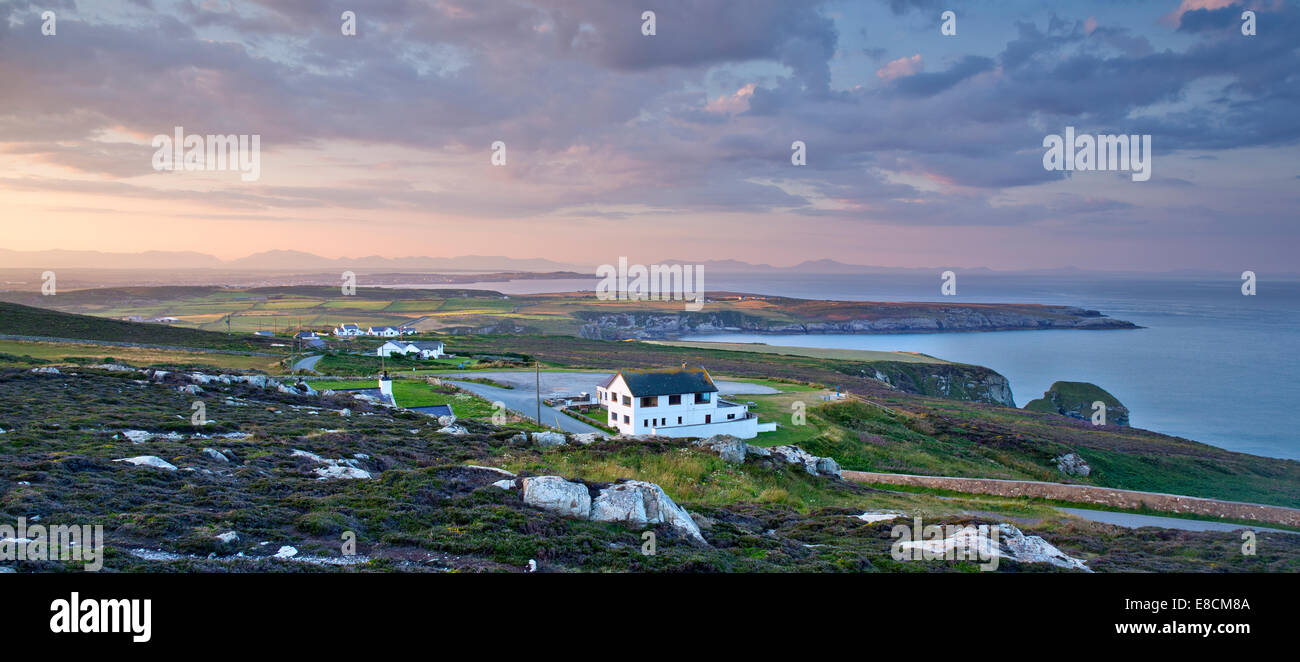 Vista verso sud lungo la costa occidentale della Isola Santa (Ynys Gybi) da Goferydd vicino RSPB centro di uccello sulla costa nord occidentale Foto Stock