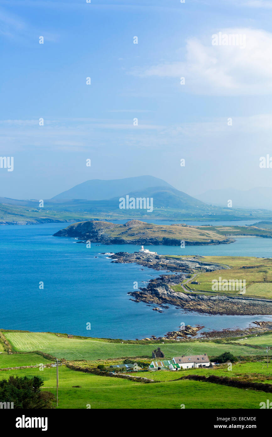 Vista su Valentia faro sul lato occidentale dell' isola Valentia, nella contea di Kerry, Repubblica di Irlanda Foto Stock