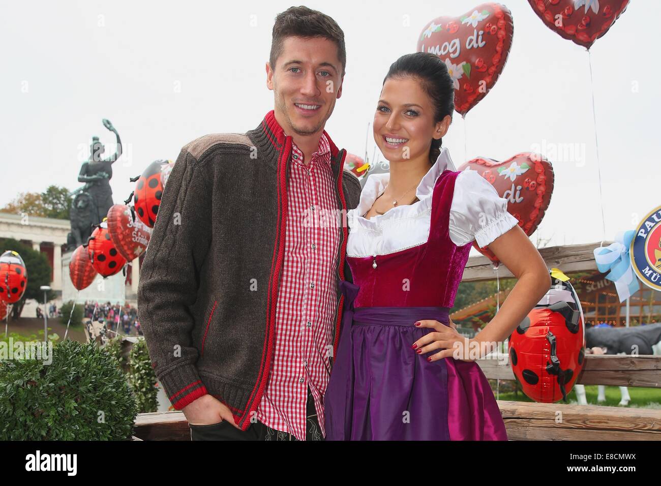 Monaco di Baviera, Germania. 5 Ottobre, 2014. Dispensa - Robert Lewandowski del Bayern Muncih assiste con la moglie Anna Stachurska il festival della birra Oktoberfest in corrispondenza della Kaefer Wiesnschaenke tenda a Theresienwiese il 5 ottobre 2014 a Monaco di Baviera, Germania. Foto: Alexander Hassenstein/FC Bayern Muenchen/Getty Images/dpa (ATTENZIONE: solo uso editoriale - OBBLIGATORIO CREDITS: Alexander Hassenstein/FC Bayern Muenchen/Getty Images/dpa)/dpa/Alamy Live News Foto Stock