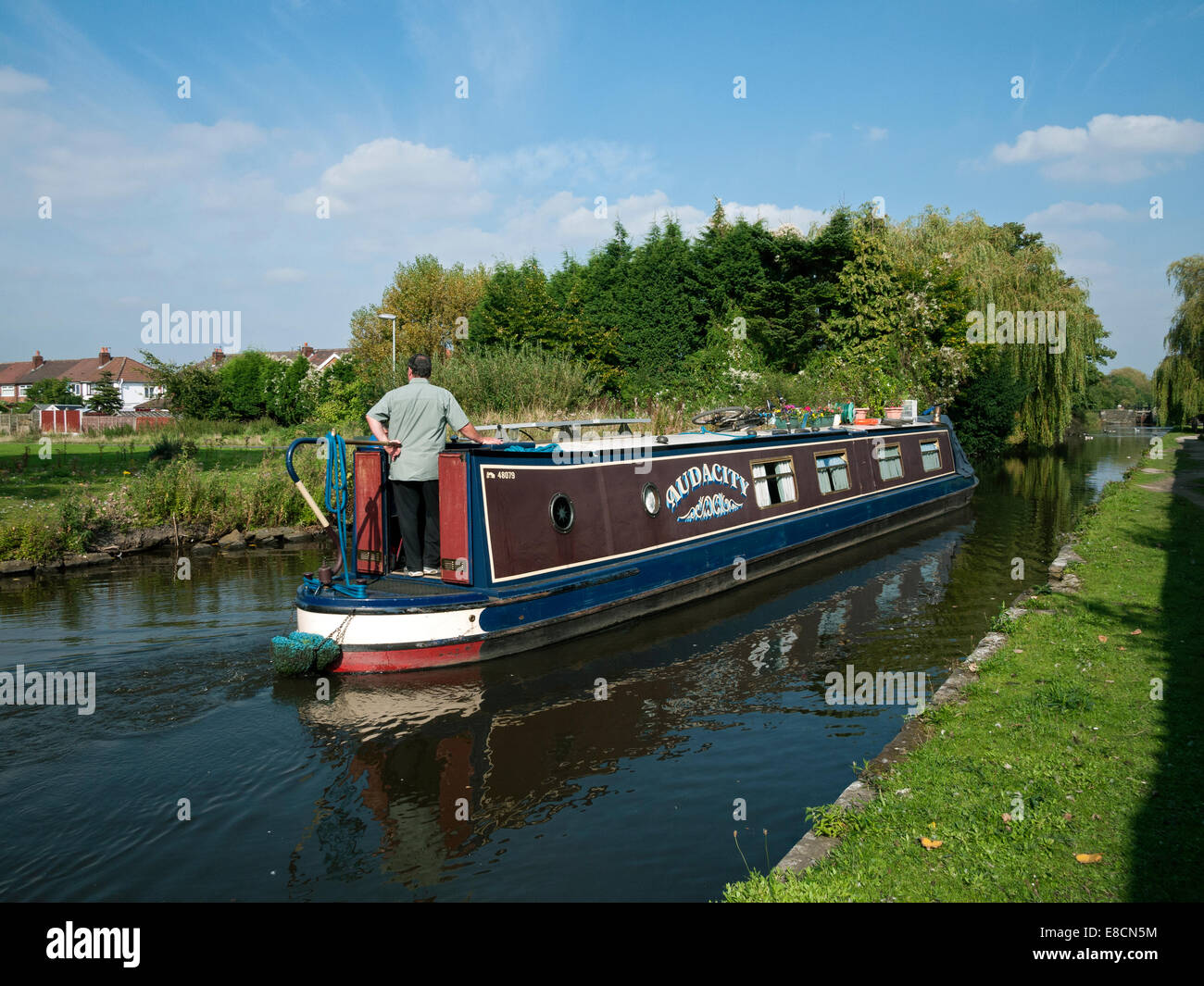 Un narrowboat sull'Ashton Canal, Droylsden, Tameside, Manchester, Inghilterra, Regno Unito Foto Stock