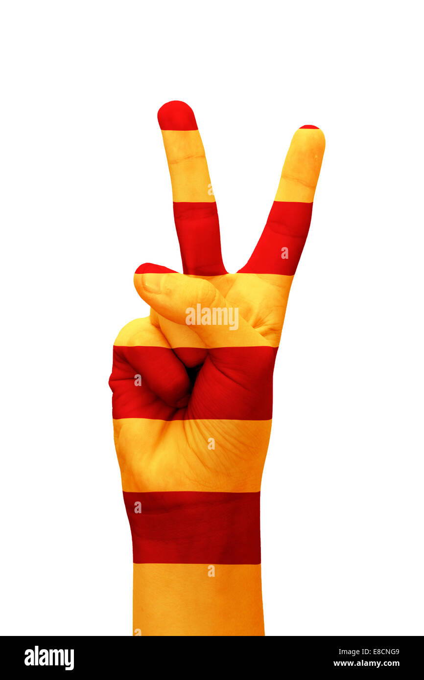 Mano rendendo il V segno con la bandiera catalana dipinta come simbolo della vittoria Foto Stock
