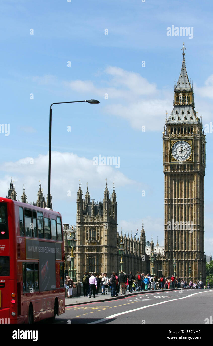 Una vista di un rosso London bus che viaggiano sul Westminster Bridge verso la Casa del Parlamento e dal Big Ben a Londra in Inghilterra Foto Stock