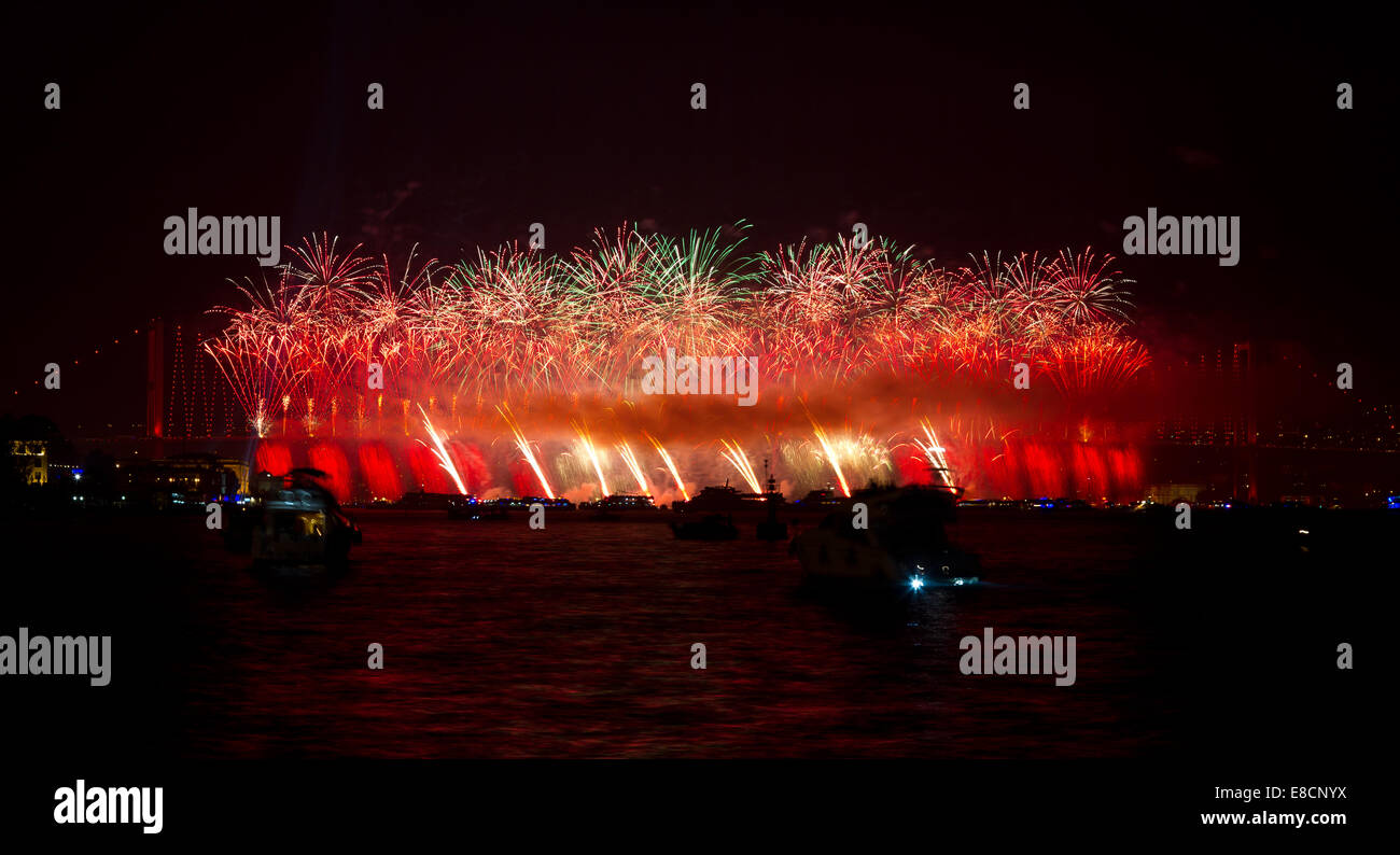 Fuochi d'artificio Ponte sul Bosforo Istanbul Turchia Foto Stock