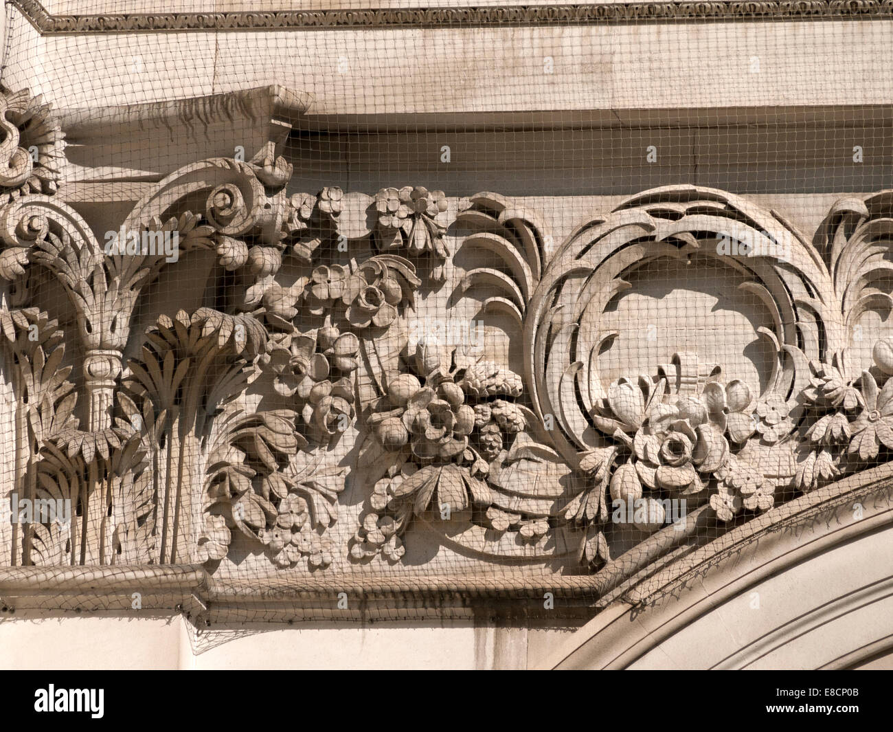 Dettaglio della muratura in pietra incisioni sul portico della Biblioteca centrale di Manchester, Inghilterra, Regno Unito Foto Stock