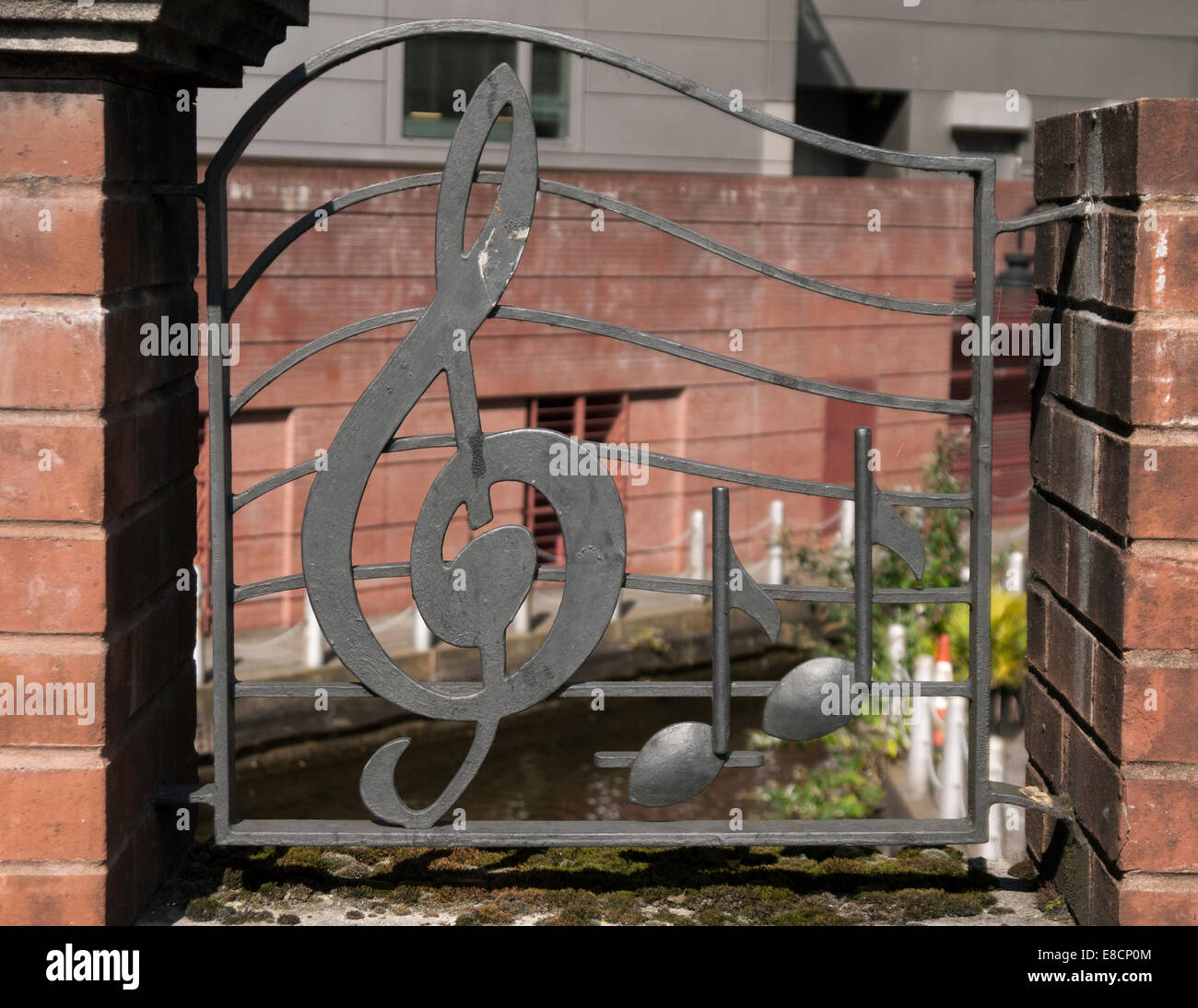 La notazione musicale simboli sulle ringhiere metalliche su un ponte sul canale vicino al Bridgewater Hall di Manchester, Inghilterra, Regno Unito Foto Stock