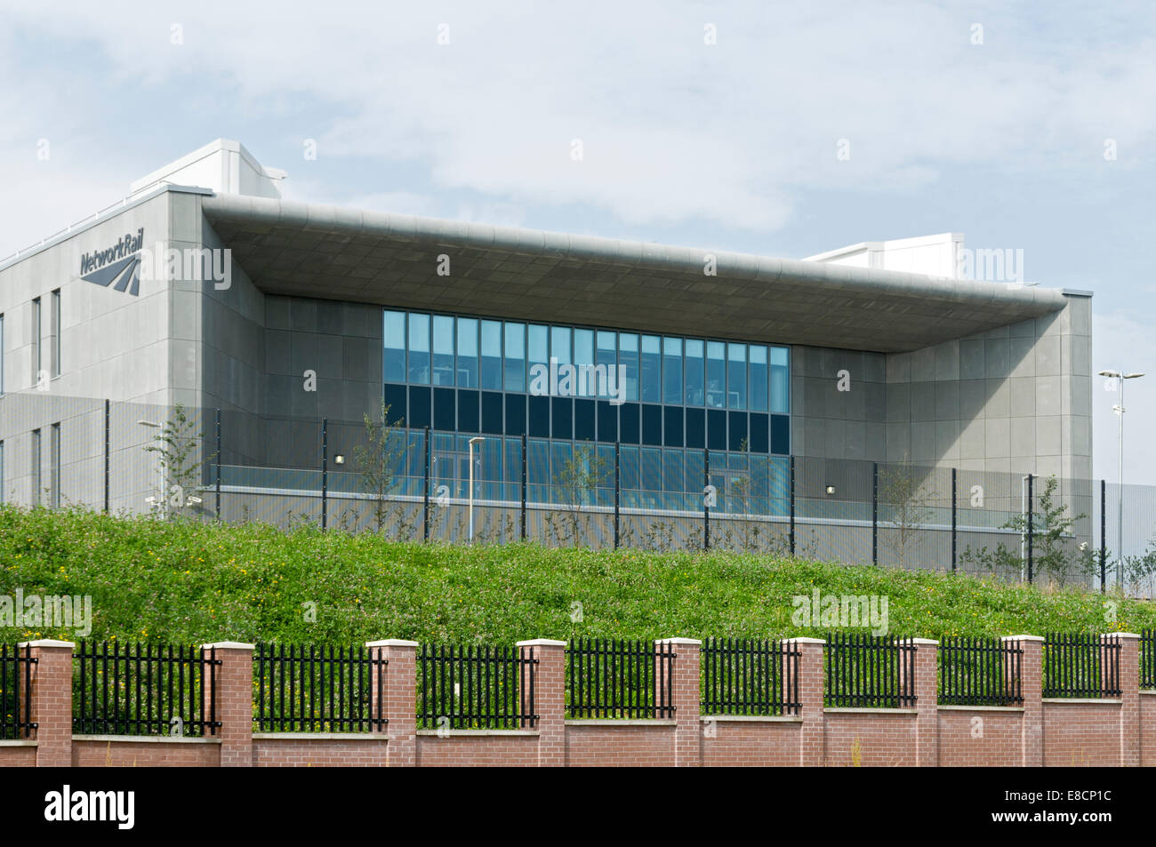 La rete ferrovia a nord ovest del centro operativo edificio (ROC), Gorton, Manchester, Inghilterra, Regno Unito Foto Stock