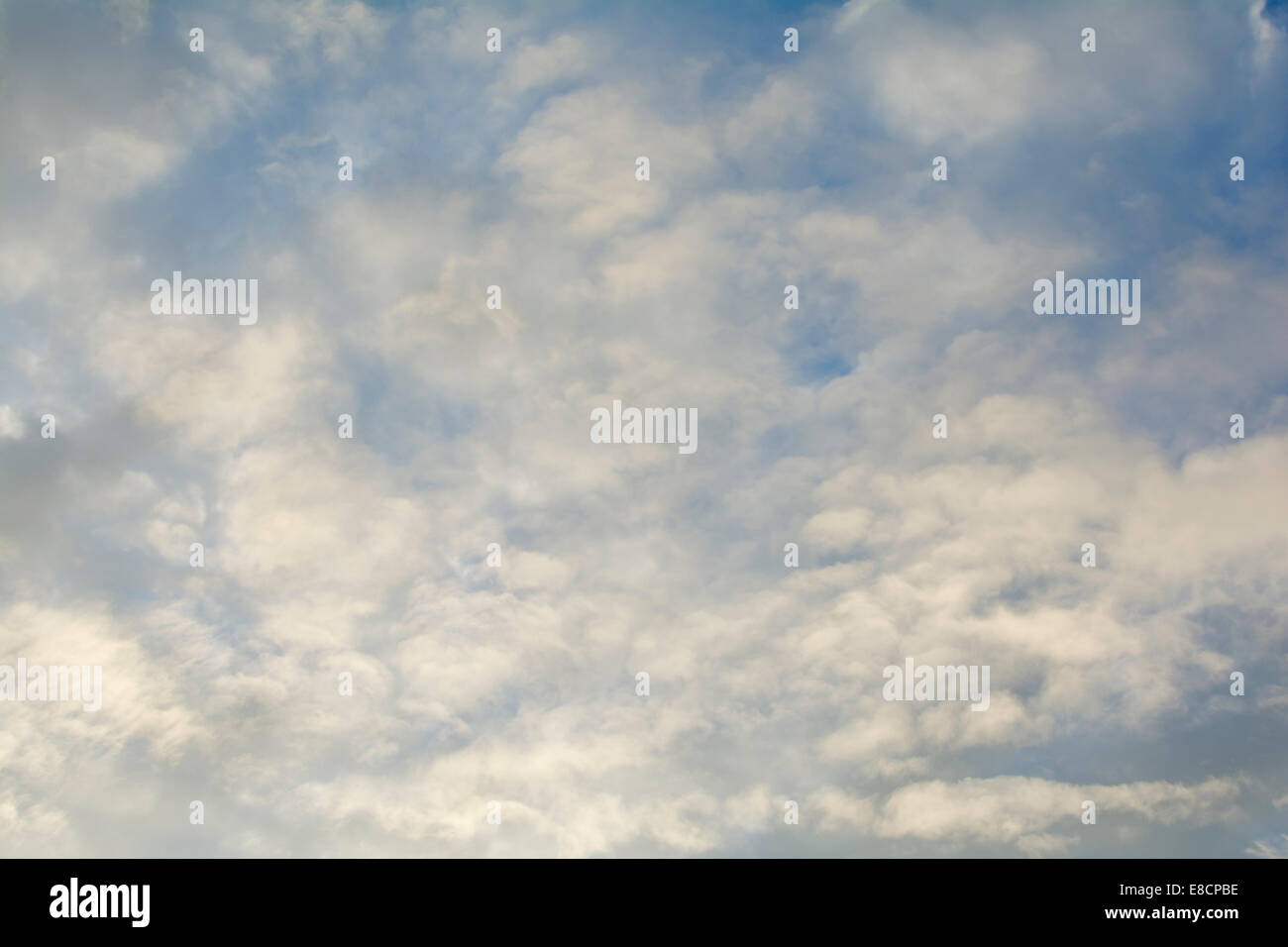 Nube luminosa cielo coperto con patch blu Foto Stock