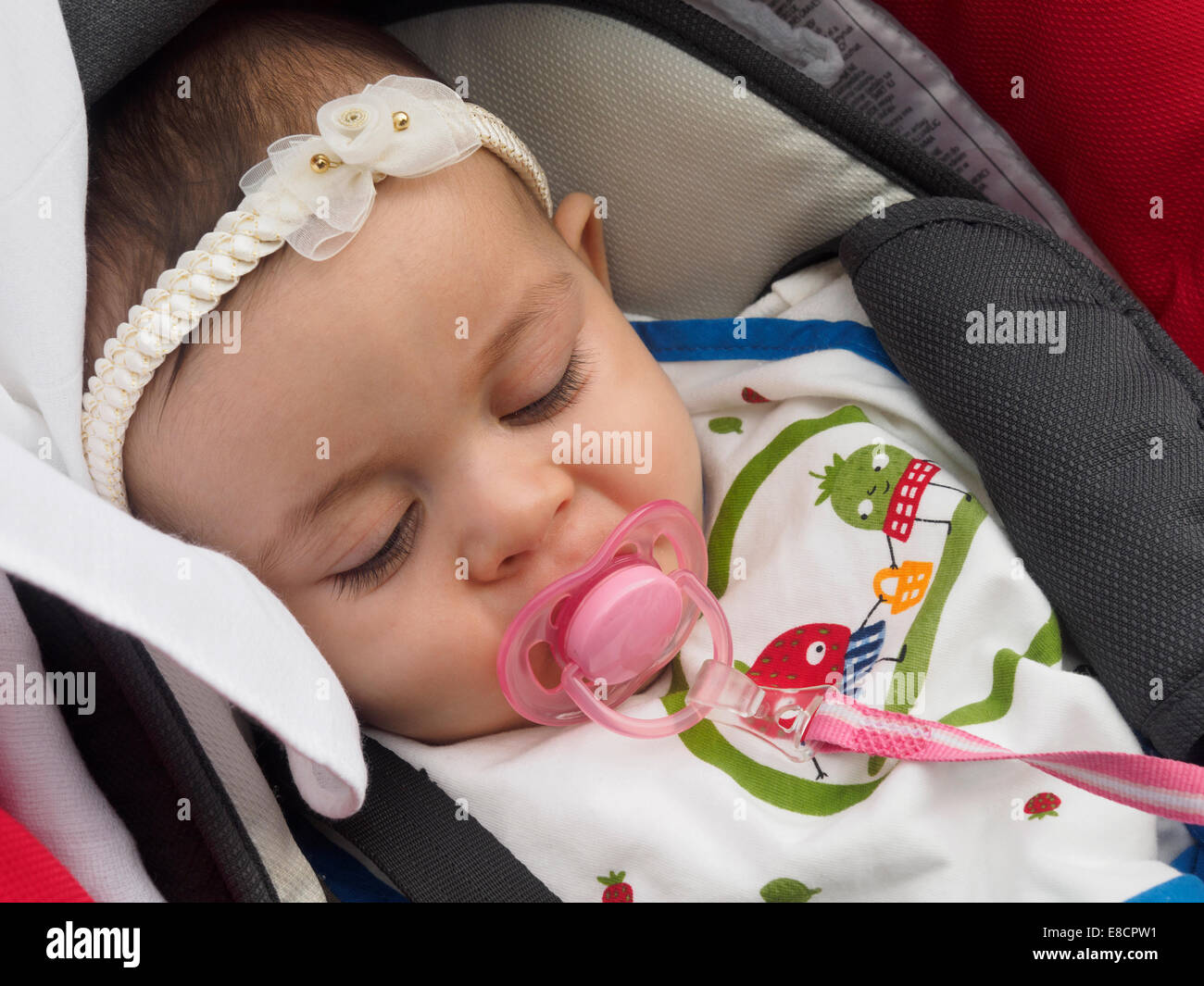 Baby girl dormire con succhietto Foto Stock