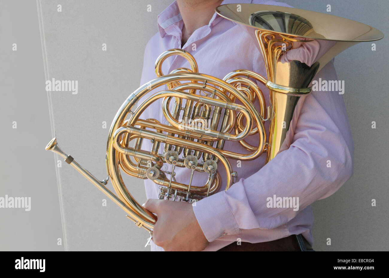 Il giocatore in possesso di un corno francese - generico. Foto Stock