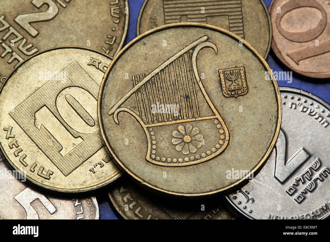 Monete di Israele. Lyra illustrato nella metà israeliano nuovo shekel coin. Foto Stock