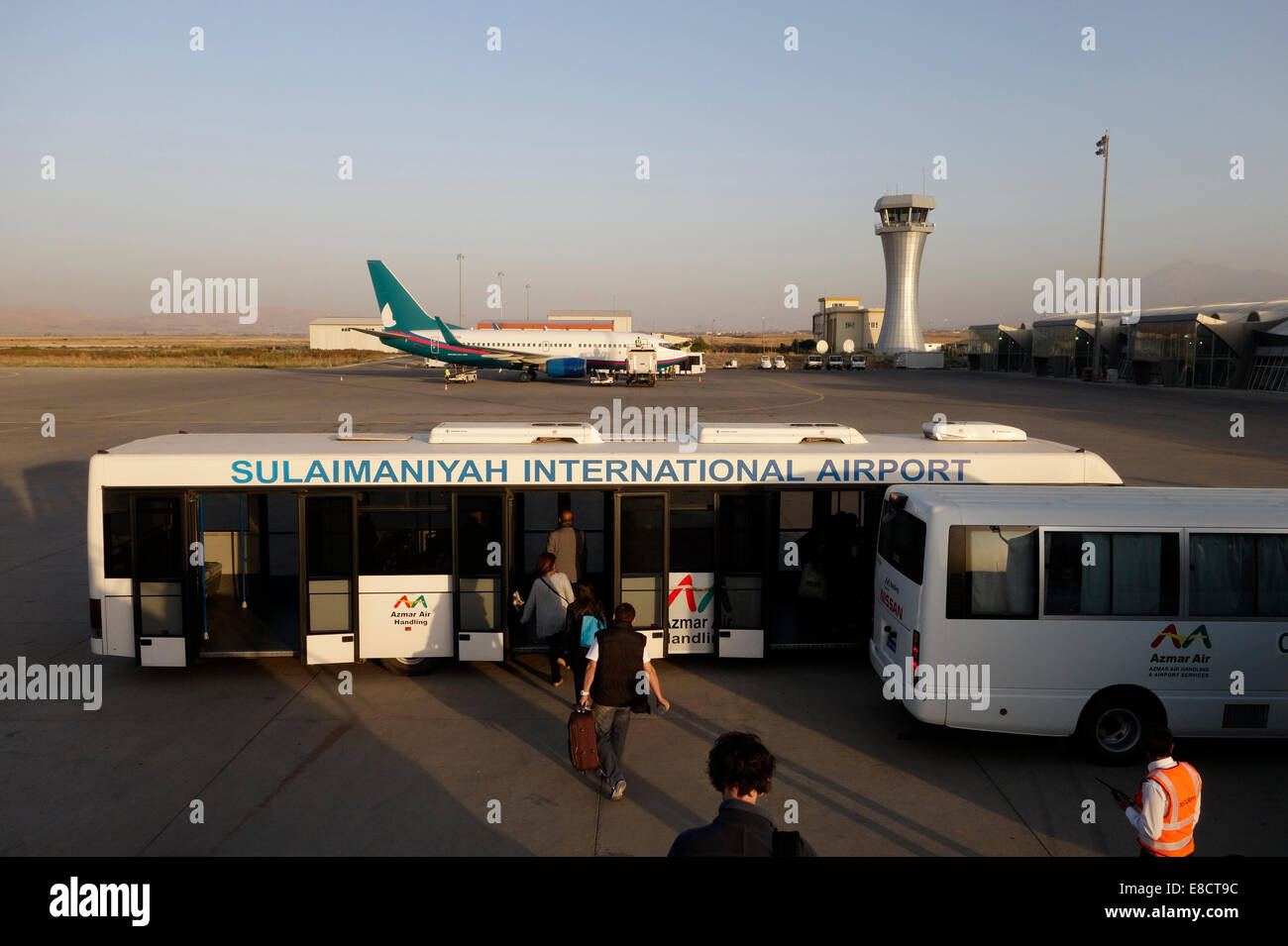 I passeggeri che arrivano a Sulaymaniyah Aeroporto Internazionale nel autonomo nord del Kurdistan Regione dell'Iraq Foto Stock