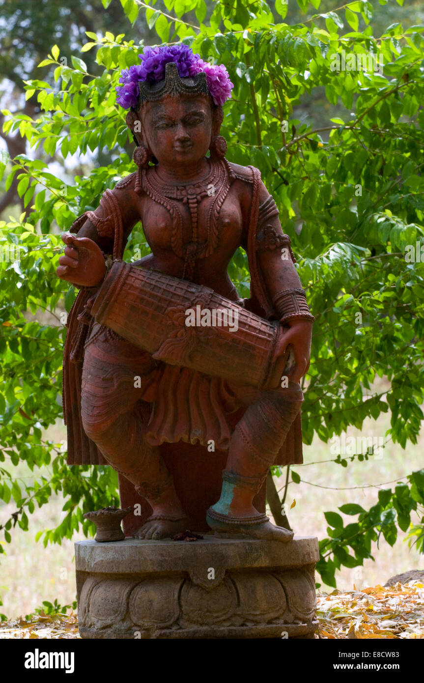 Statua di ceramica del tempio indiano Danzatrice con il tamburo e la ghirlanda copricapo in giardino Tiruvannamalai Tamil Nadu India del Sud Foto Stock