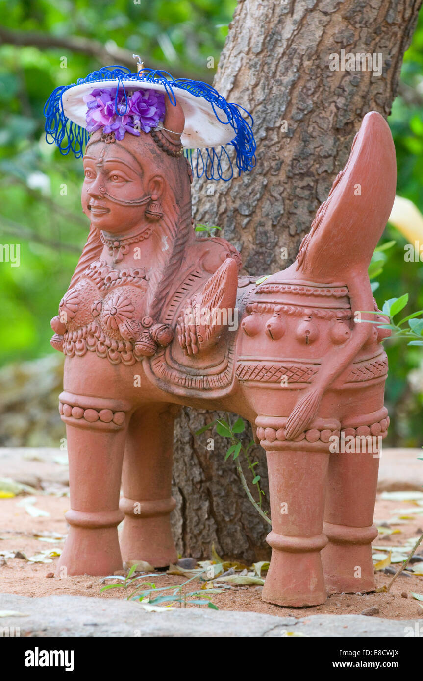 Scultura in argilla del mitico tempio indù di angelico femmina a quattro zampe sat creatura sotto agli alberi ornato di parasol Tiruvannamalai Foto Stock