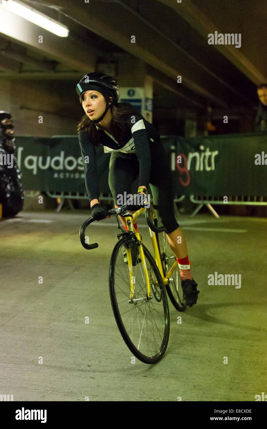 Jess Morgan (106) a Parkour cavalcare un multi-disciplina ciclismo evento tenutosi in un abbandonato parcheggio multipiano, Tabacco Dock, Londra, Regno Unito. 4 Ott 2014 Credit: Simon Balson/Alamy Live News Foto Stock