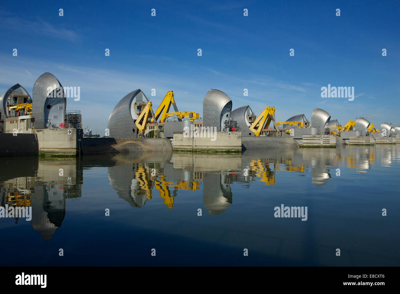 Woolwich, Londra, Regno Unito. 5 Ottobre, 2014. La Thames Barrier chiusura annuale e nel trentesimo anniversario dalla sua apertura il 8 maggio 1984. Chiusura di tutte le porte di barriera ha cominciato a 3.40am e sono state totalmente chiuso alle 11.00. Le porte sono state leggermente sollevata a 11.15am per consentire la underspill e sono state progressivamente aperto alle 13.05 più di mezz'ora. Mantenuto dall'Agenzia per l'ambiente e tenendo in dieci anni per costruire, controlla le acque di esondazione e surge maree dall'estuario del Tamigi per impedire allagamento del centro di Londra e in altre aree a monte. Credito: Emma Durnford/Alamy Live News Foto Stock