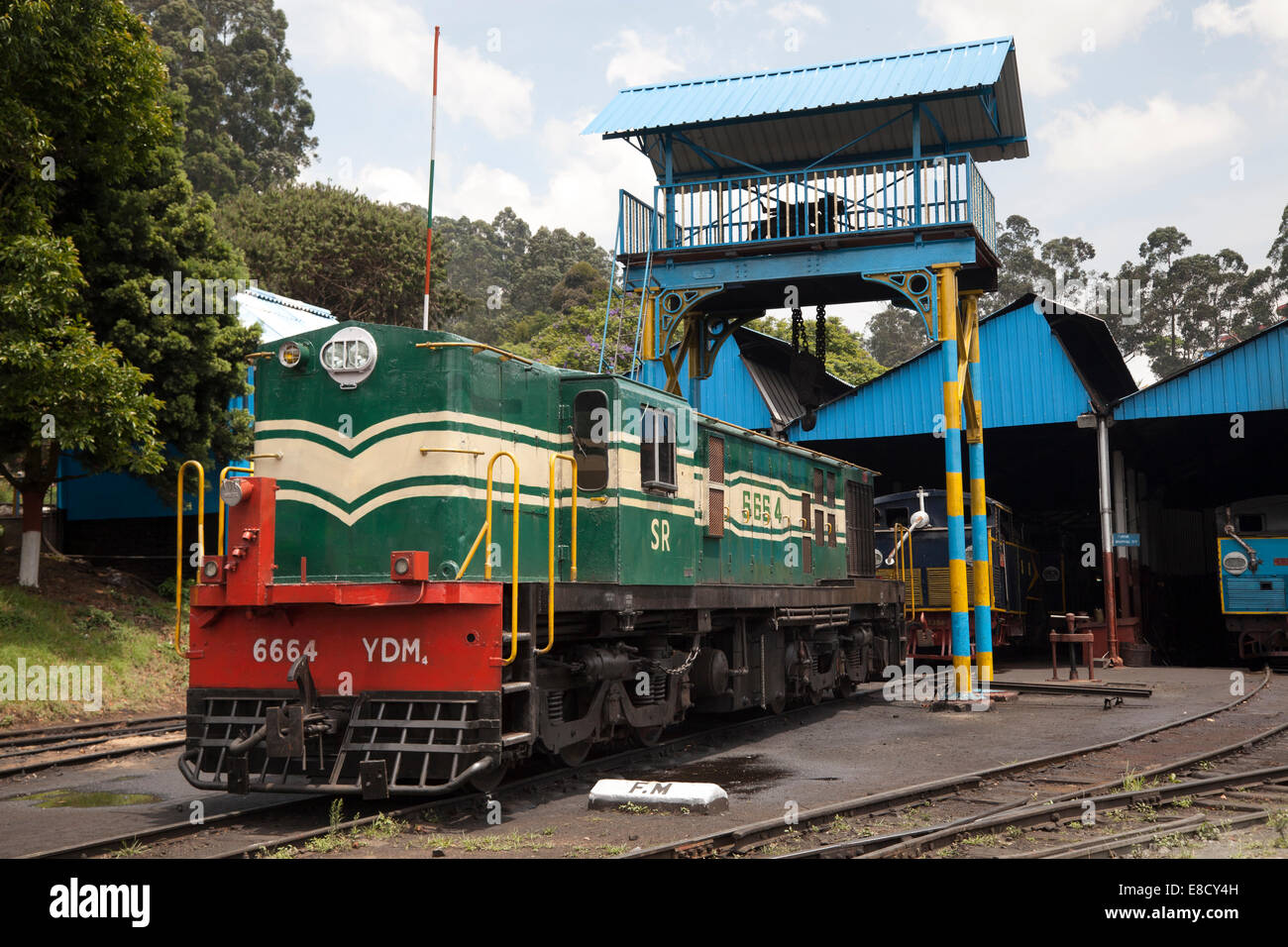 Indian YDM 4 bio-diesel locomotiva della ferrovia di montagna a Coonoor, Tamil Nadu, India. Foto Stock