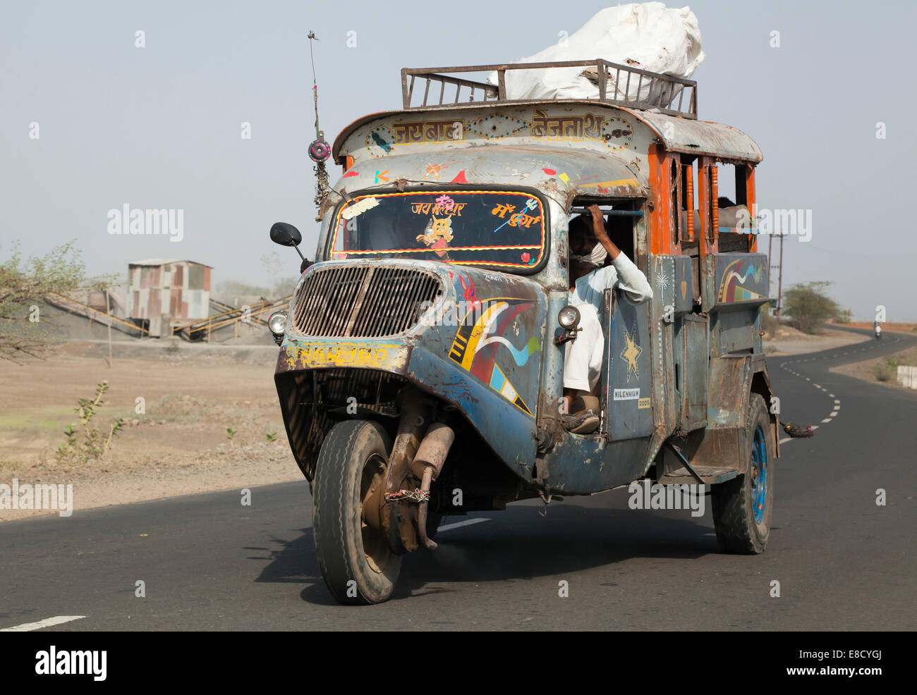 Vintage ritmo indiano taxi bus nelle zone rurali del Madhya Pradesh, India Foto Stock