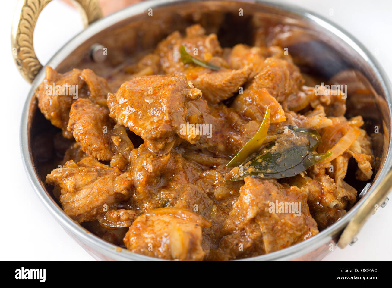 Pollo al curry di malabar in un tradizionale kadai o karahi ciotola Foto Stock