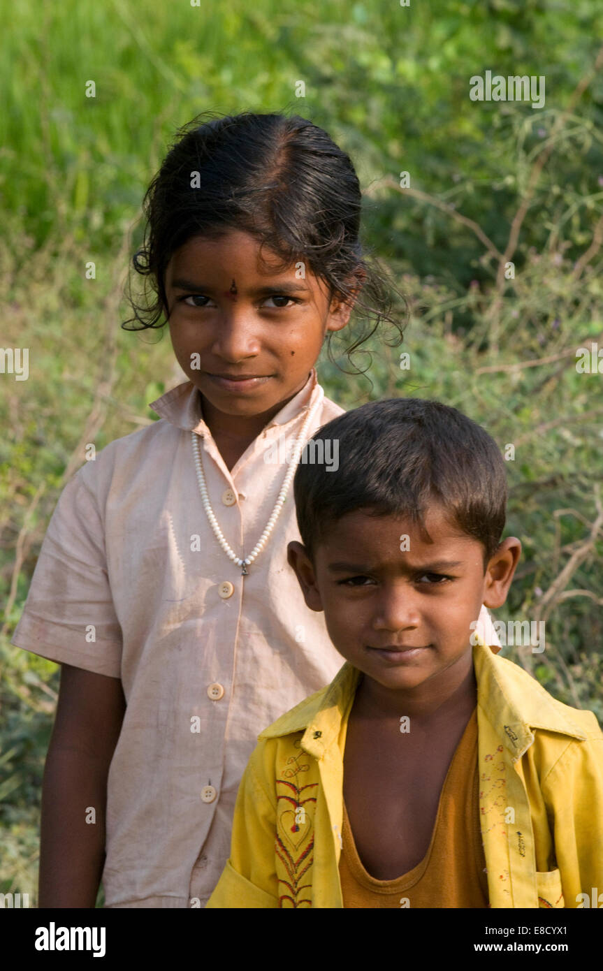 Giovane timido villaggio indiano bambini fratello e sorella Foto Stock