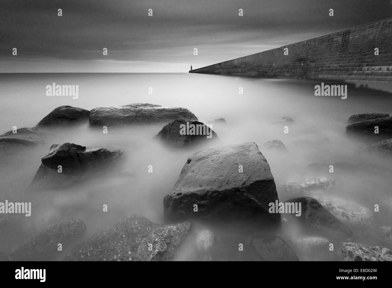 Bianco e nero seascape lunga esposizione Foto Stock