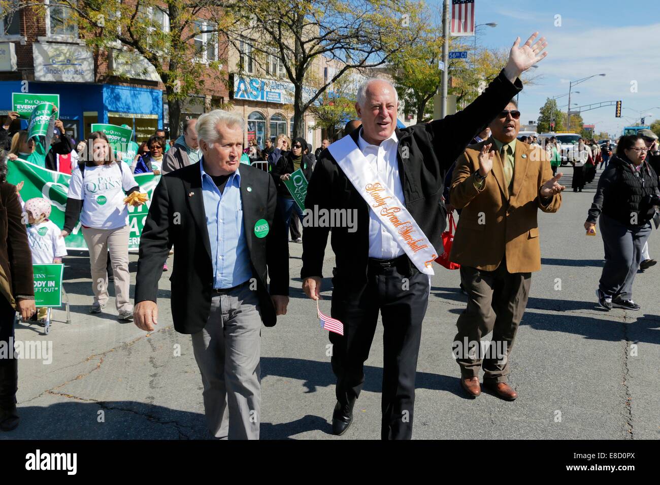 Cicero/Berwyn, Illinois, Stati Uniti d'America 5 Ottobre, 2014. Attore Martin Sheen campagne con il Governatore Pat Quinn a Houby Fest. Il festival è chiamato dopo la Repubblica ceca e la Repubblica slovacca per parola a fungo e celebra la molte persone di Repubblica ceca e slovacca di discesa che chiamano Cicero e Berwyn home. Il sig. Sheen è famoso per il suo ruolo di Presidente Josiah Bartlett nell'ala ovest di serie televisive e film di numerosi ruoli. Credito: Todd Bannor/Alamy Live News Foto Stock