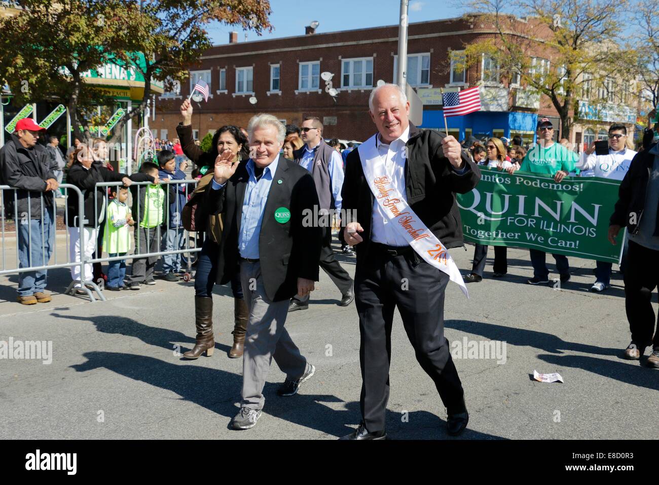 Cicero/Berwyn, Illinois, Stati Uniti d'America 5 Ottobre, 2014. Attore Martin Sheen campagne con il Governatore Pat Quinn a Houby Fest. Il festival è chiamato dopo la Repubblica ceca e la Repubblica slovacca per parola a fungo e celebra la molte persone di Repubblica ceca e slovacca di discesa che chiamano Cicero e Berwyn home. Il sig. Sheen è famoso per il suo ruolo di Presidente Josiah Bartlett nell'ala ovest di serie televisive e film di numerosi ruoli. Credito: Todd Bannor/Alamy Live News Foto Stock