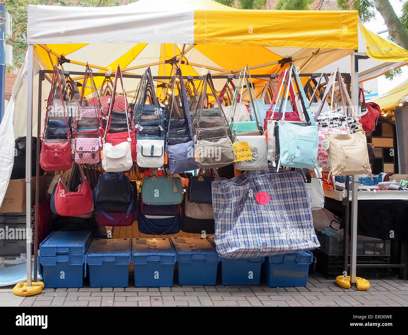 Un mercato di vendita di stallo ladies borse a mano Foto Stock