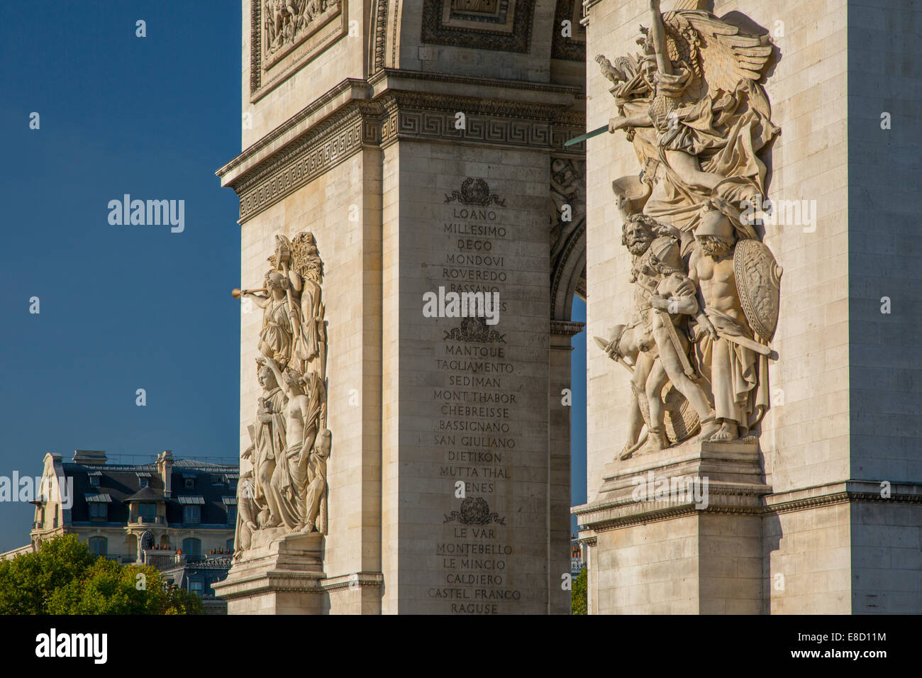 Figure simboliche scolpite sui lati del Arc de Triomphe, Parigi, Francia Foto Stock