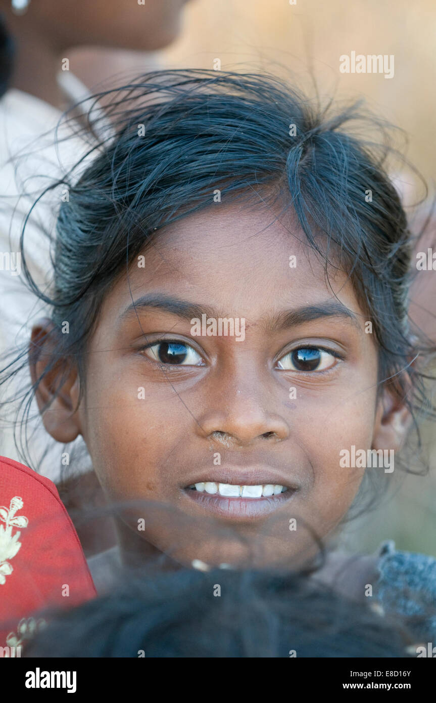 Giovani indiani sorridenti, villaggio bambine Foto Stock