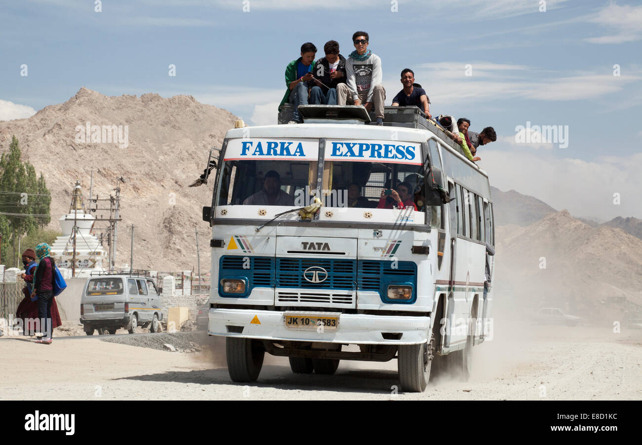 Autobus indiano sovraccaricato di passeggeri e pellegrini di ritorno dal Dalai lama 2014 Kalachakra vicino Leh, Ladakh, India Foto Stock