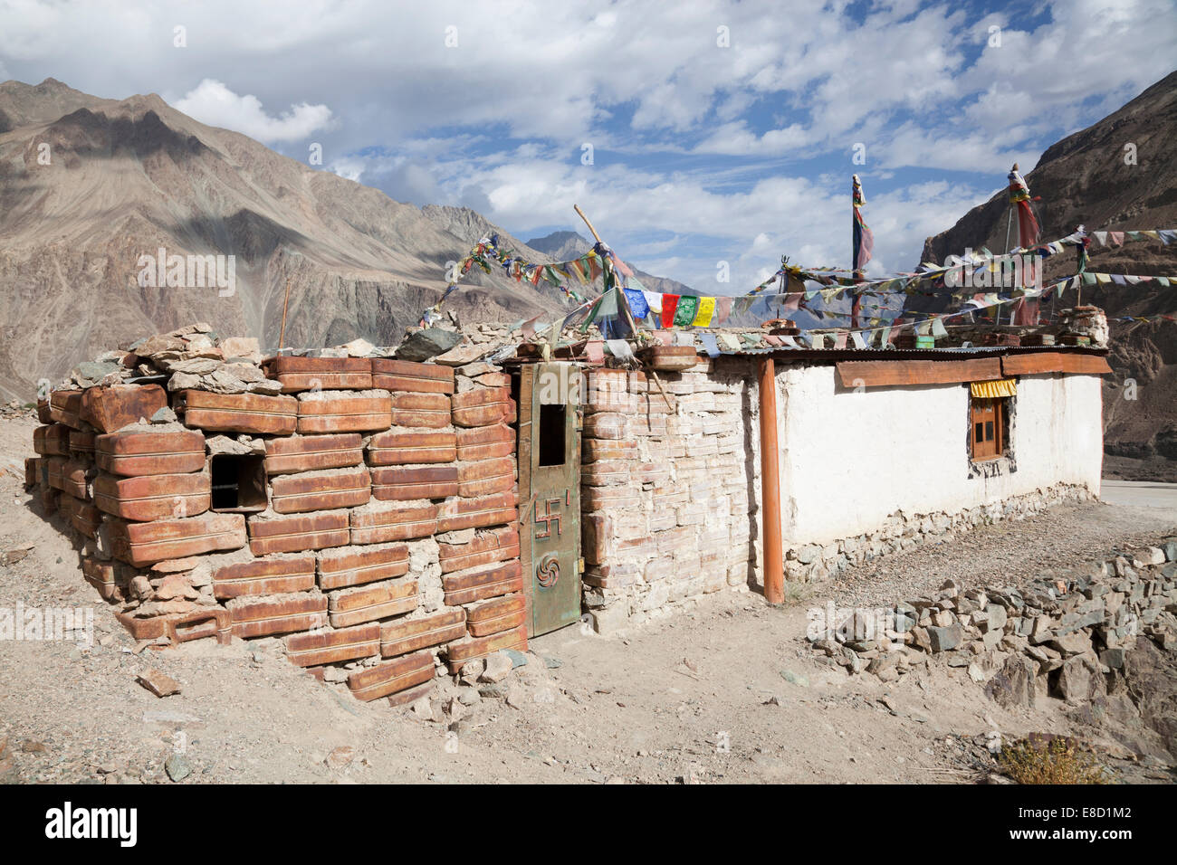 Gompa buddista (tempio) con pareti realizzate da bidoni a Turtuk, vicino al confine pakistano, Ladakh India del Nord Foto Stock